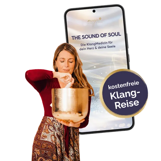 Mirja mit Klangschale vor einem Smartphone mit der Klangreise The Sound of Soul