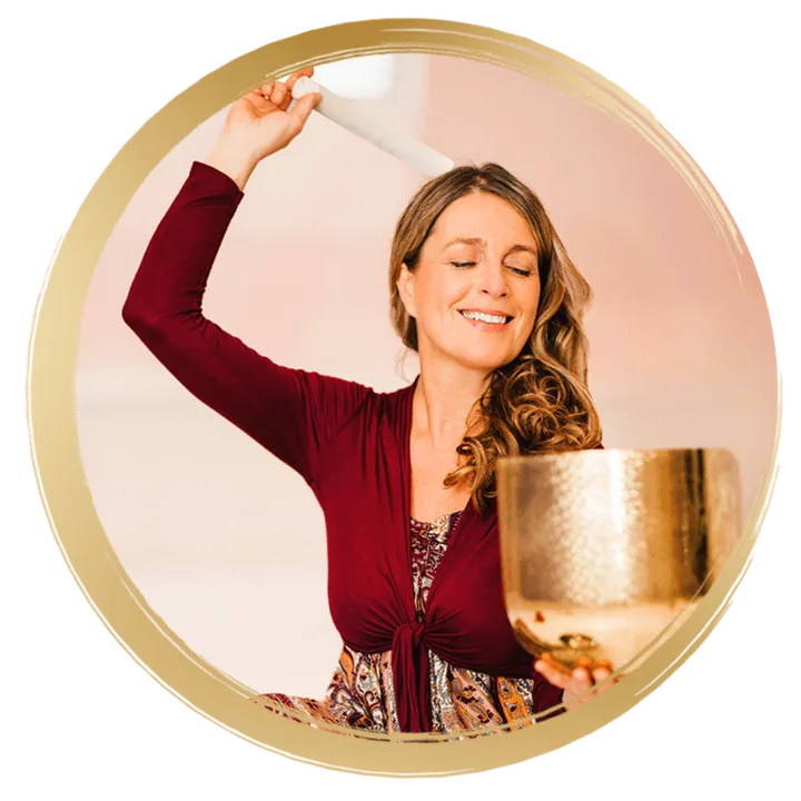 Mirja schlägt eine goldene Kristallklangschale an